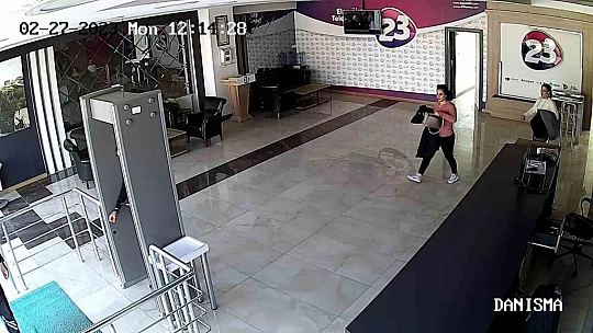 Elazığ'da deprem anı bir televizyonun güvenlik kamerasına yansıdı