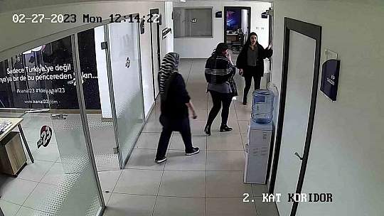 Elazığ'da deprem anı bir televizyonun güvenlik kamerasına yansıdı