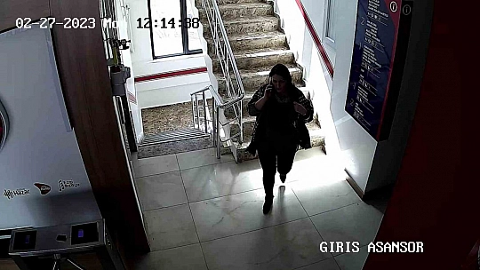 Elazığ'da deprem anı bir televizyonun güvenlik kamerasına yansıdı