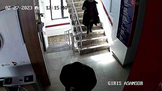 Elazığ'da deprem anı bir televizyonun güvenlik kamerasına yansıdı