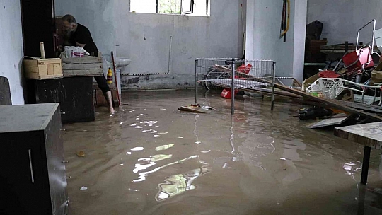Elazığ'da Ev ve İş Yerlerini Su Bastı, Mahsur Kalanları İtfaiye Botla Kurtardı