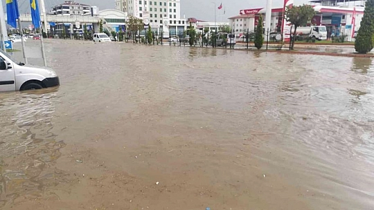 Elazığ'da Ev ve İş Yerlerini Su Bastı, Mahsur Kalanları İtfaiye Botla Kurtardı