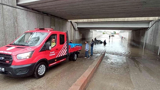 Elazığ'da Ev ve İş Yerlerini Su Bastı, Mahsur Kalanları İtfaiye Botla Kurtardı