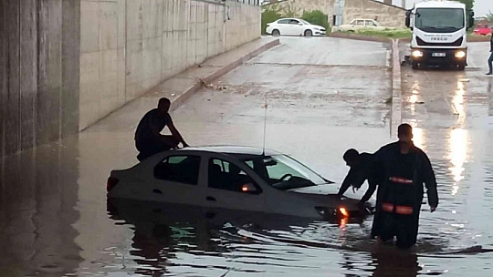 Elazığ'da Ev ve İş Yerlerini Su Bastı, Mahsur Kalanları İtfaiye Botla Kurtardı