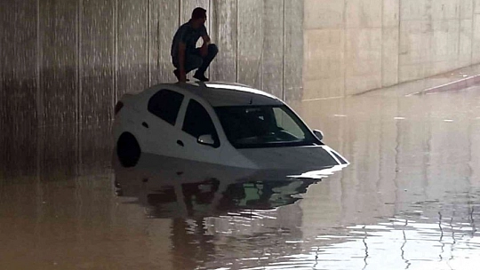 Elazığ'da Ev ve İş Yerlerini Su Bastı, Mahsur Kalanları İtfaiye Botla Kurtardı