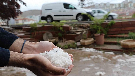 Elazığ'da Ev ve İş Yerlerini Su Bastı, Mahsur Kalanları İtfaiye Botla Kurtardı