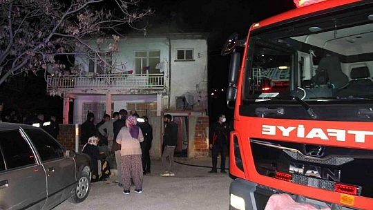 Elazığ'da Ev Yangınında 1 Kişi Dumandan Etkilendi