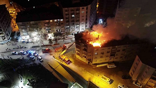 Elazığ'da geceyi gündüze çeviren bina yangını, onlarca insan tahliye edildi