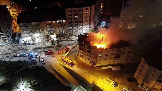 Elazığ'da geceyi gündüze çeviren bina yangını, onlarca insan tahliye edildi