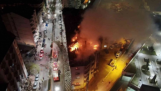 Elazığ'da geceyi gündüze çeviren bina yangını, onlarca insan tahliye edildi