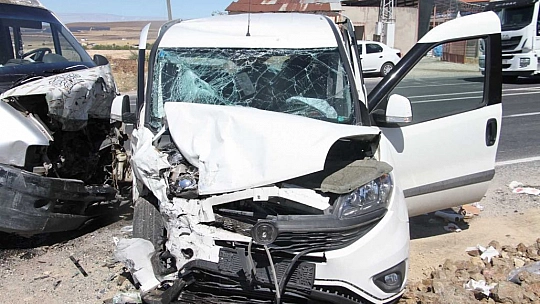 Elazığ'da hafif ticari araç ile minibüs kafa kafaya çarpıştı: 4 yaralı