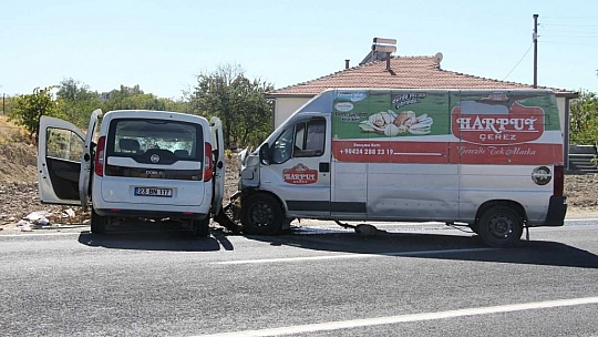 Elazığ'da hafif ticari araç ile minibüs kafa kafaya çarpıştı: 4 yaralı