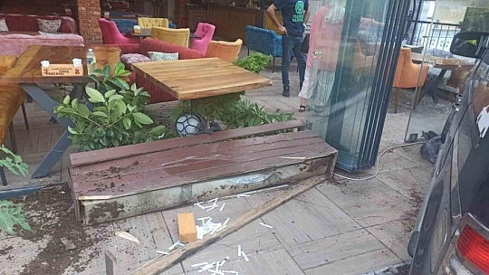 Elazığ'da Araçla Kafeye Daldı!