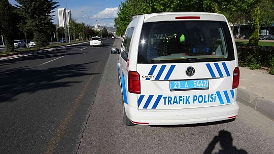 Elazığ'da kadın sürücü motosiklet ile yayaya çarptı: 2 yaralı