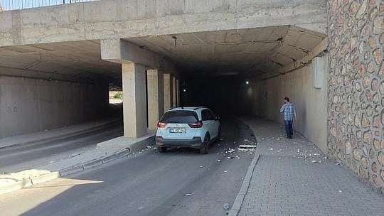 Elazığ'da kamyon alt geçide çarptı