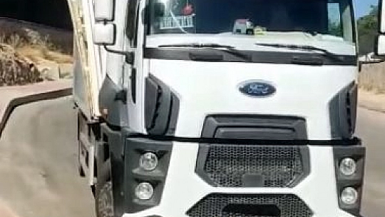 Elazığ'da kamyon alt geçide çarptı