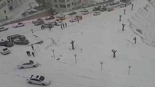 Elazığ'da kar yağışı etkili oldu, rampada kayan araçlar birbirine çarptı