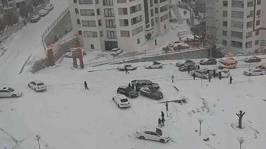 Elazığ'da kar yağışı etkili oldu, rampada kayan araçlar birbirine çarptı