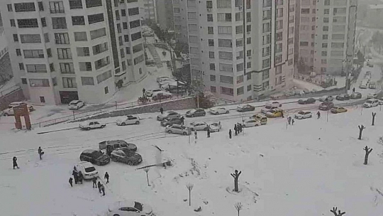 Elazığ'da kar yağışı etkili oldu, rampada kayan araçlar birbirine çarptı