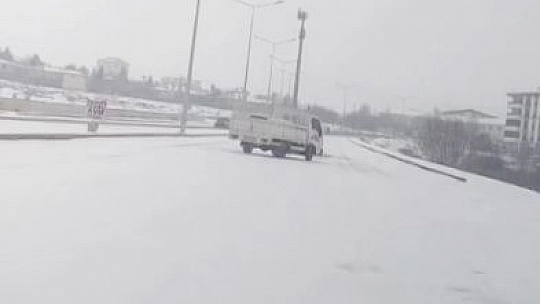 Elazığ'da karda drift yapan pikap kameraya yansıdı