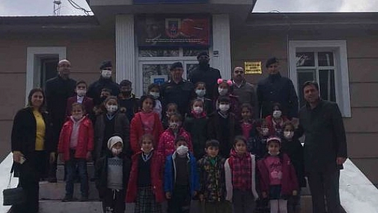 Elazığ'da Öğrenciler, Jandarma Ekiplerine Türk Bayrağı ve Kuran'ı Kerim Hediye Etti