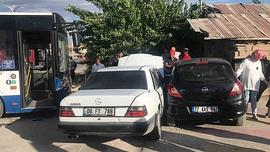 Elazığ'da Otobüs 2 Otomobile Çarptı!