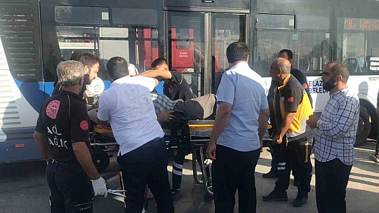 Elazığ'da Otobüs 2 Otomobile Çarptı!