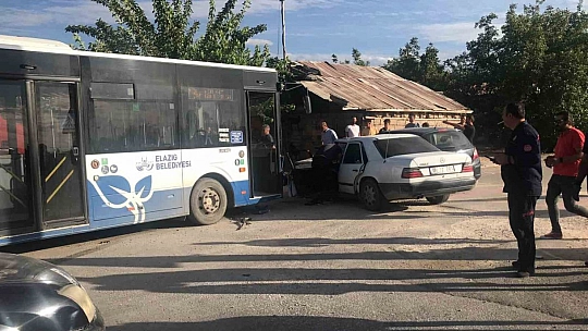 Elazığ'da Otobüs 2 Otomobile Çarptı!
