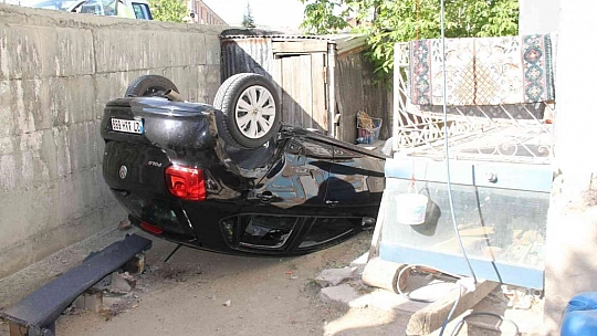 Elazığ'da otomobil bahçeye uçup ters döndü: 4 yaralı
