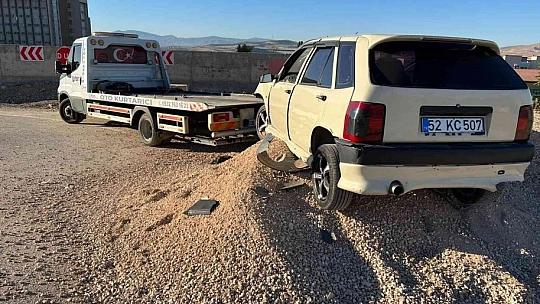 Elazığ'da otomobil kum birikintisine çarptı: 2 yaralı