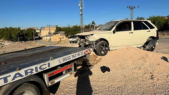 Elazığ'da otomobil kum birikintisine çarptı: 2 yaralı