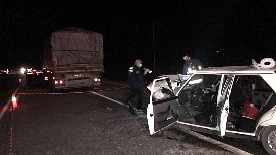 Elazığ'da otomobil tırın dorsesine çarptı: 2 ölü, 2 yaralı