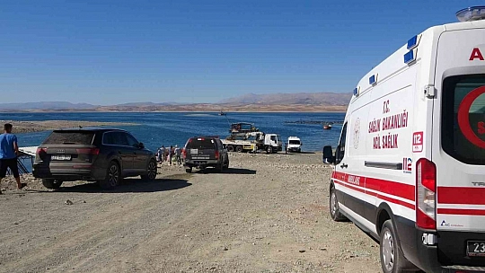 Elazığ'da tekne battı: Tekneyle birlikte suda kaybolan şahsı arama çalışmaları sürüyor