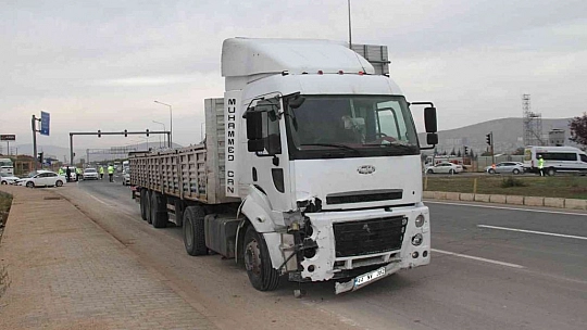 Elazığ'da tırın çarptığı otomobil kağıt gibi ezildi: 1 yaralı