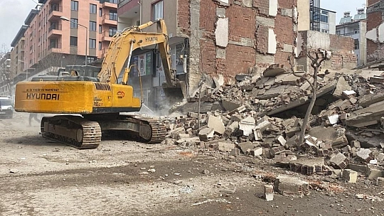 Elazığ'da yıkımına başlanan bina çöktü