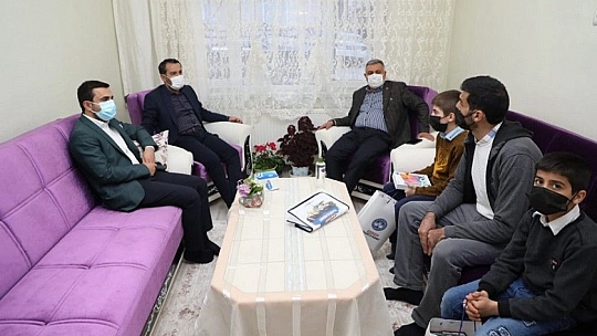 Elazığ Belediye Başkanı Şerifoğulları ve Ak Parti İl Başkanı Yıldırım bir vatandaşın evinde iftar yaptı.