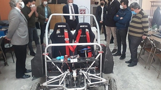 FÜ Rektörü Göktaş, elektrikli aracı inceledi