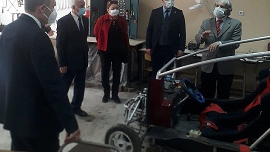 FÜ Rektörü Göktaş, elektrikli aracı inceledi