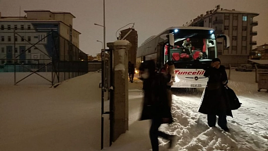 Kar nedeniyle yollar kapandı, yolcular Elazığ'da misafir edildi