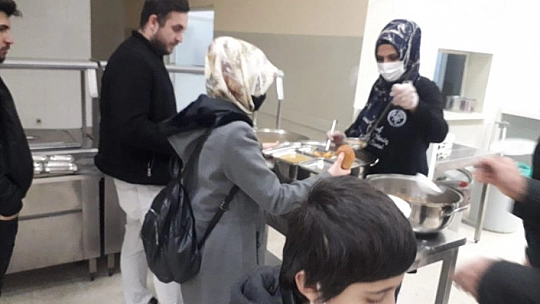 Kar nedeniyle yollar kapandı, yolcular Elazığ'da misafir edildi