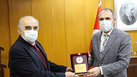 Rektör prof. Dr. Göktaş'tan emekli olan öğretim üyelerine teşekkür plaketi