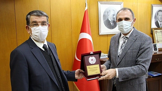 Rektör prof. Dr. Göktaş'tan emekli olan öğretim üyelerine teşekkür plaketi