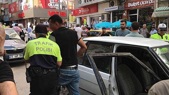 Gündüz vakti zil zurna sarhoş olan sürücü yayaya çarptı