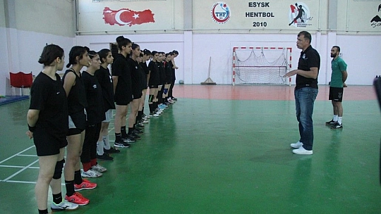 Kiraladığı çay bahçesiyle sporcularını iş sahibi yaptı