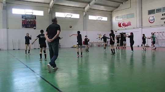 Kiraladığı çay bahçesiyle sporcularını iş sahibi yaptı