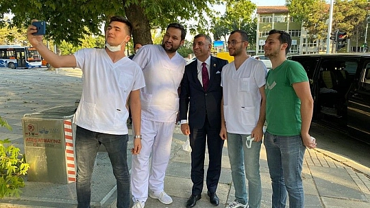 Diş hekimliği öğrencilerinden Milletvekili Erol Sevgisi