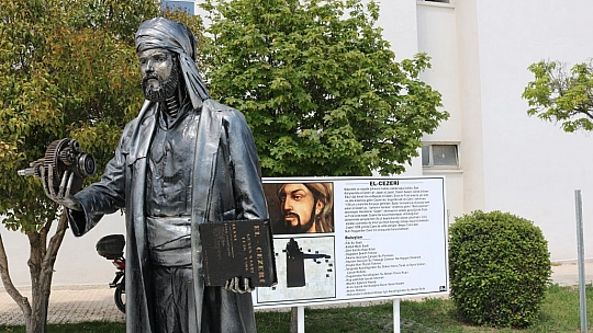 Elazığ'da Saat Gölgede Kaldı