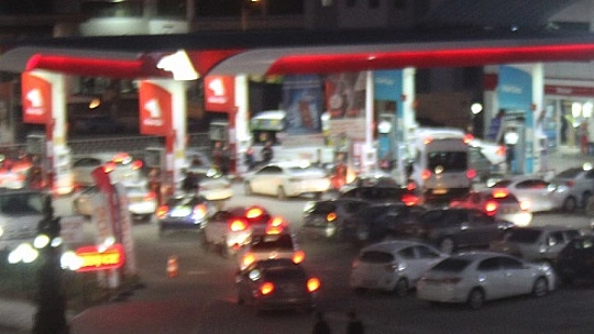 Elazığ'da Zam Telaşı, Uzun Kuyruklar Oluşturdu