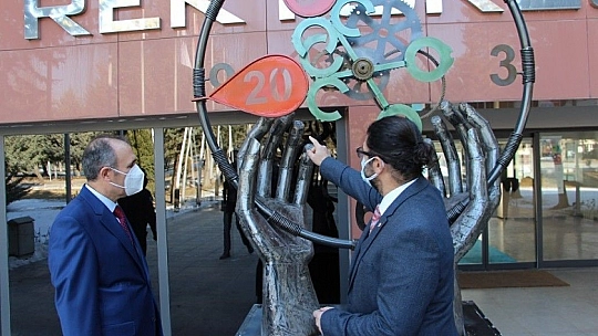 Deprem enkazlarından toplanan parçalarla 'deprem anıtı' yapıldı