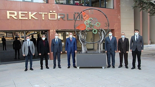 Deprem enkazlarından toplanan parçalarla 'deprem anıtı' yapıldı